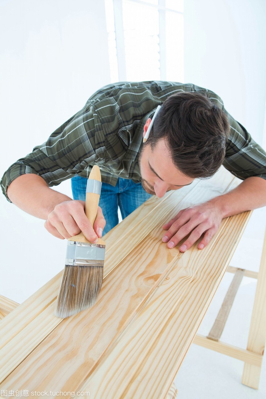 木匠使用刷木板材