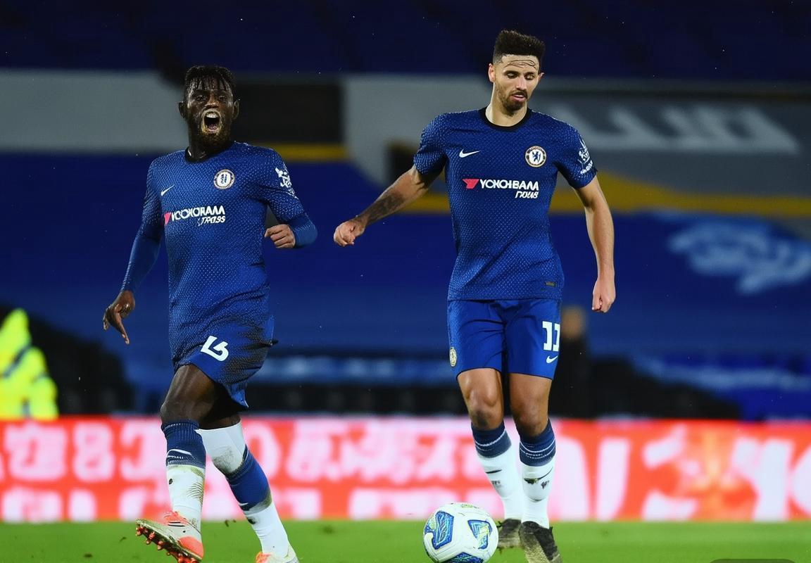 埃兰路球场巅峰对决：利兹联保级血战切尔西争冠，英超高位逼抢战术博弈